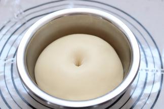 5.发酵至两倍大，手指沾面粉戳洞不回缩不塌陷