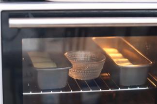 12.放入烤箱中同时放一碗温水发酵功能发酵至两倍大