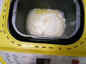1.将面团用料中除黄油以外所有用料按先液体再固体的顺序放入面包机内（注意酵母不要和盐直接接触）揉至扩展阶段
