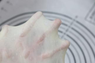2.加入黄油揉至完全扩展阶段 