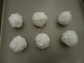 5.将椰蓉馅料分成6等份备用