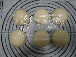 7.取出排气 面团分成6等份盖保鲜膜静置10分钟