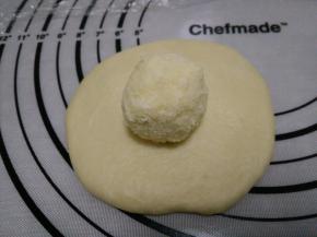 8.取一块面团擀圆 包入椰蓉馅