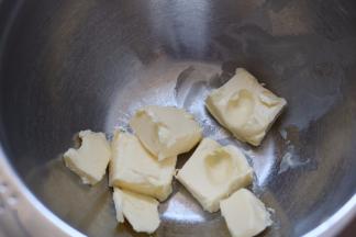 2.黄油提前软化到位（如图状）