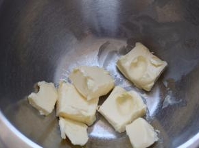 2.黄油提前软化到位（如图状）