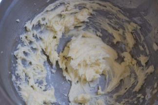 3.黄油加糖粉打发至体积膨胀发白