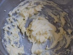 3.黄油加糖粉打发至体积膨胀发白
