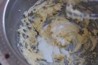 4.分3次倒入牛奶搅拌至吸收