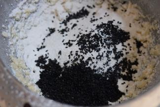 5.筛入低筋面粉和黑芝麻搅拌均匀