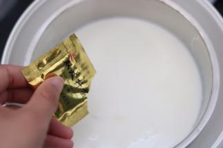 2.发酵盆用热水杀菌，倒入牛奶和菌粉搅拌均匀