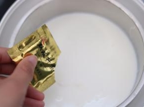 2.发酵盆用热水杀菌，倒入牛奶和菌粉搅拌均匀