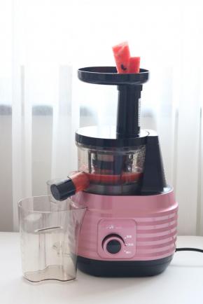 2.放入原汁机中，启动机器