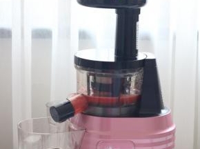 2.放入原汁机中，启动机器