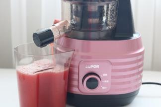 3.打开果汁出口的开关即可享用美味的西瓜汁了