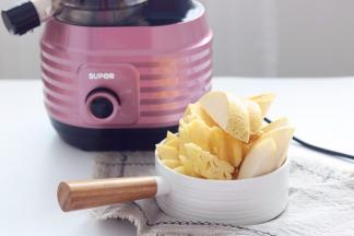 1.菠萝，雪梨切长条（菠萝我让水果店削干净了）