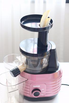 2.放入原汁机中，开动机器