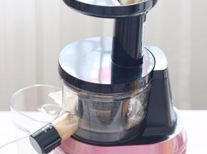 2.放入原汁机中，开动机器
