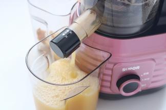 3.打开果汁出口的开关即可享用美味的混合果汁