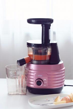 2.放入原汁机中，启动机器