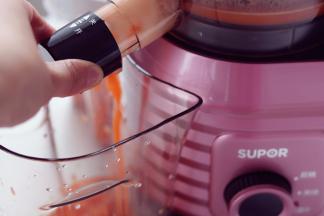 3.打开果汁出口的开关即可享用美味的果蔬汁