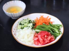 1.准备好所有材料，胡萝卜青椒切丝 黄瓜洋葱西红柿切丁