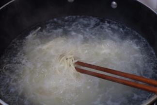 2.锅内放凉水煮开后下鲜面条
