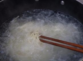 2.锅内放凉水煮开后下鲜面条