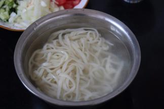 3.煮熟过冷水捞出备用