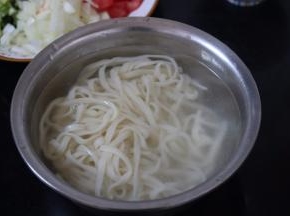 3.煮熟过冷水捞出备用
