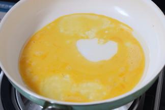 4.鸡蛋打散起锅到适量油 炒熟盛出备用