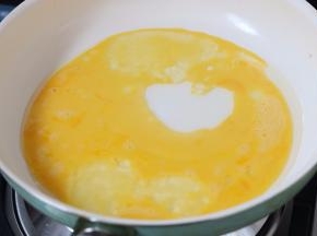 4.鸡蛋打散起锅到适量油 炒熟盛出备用