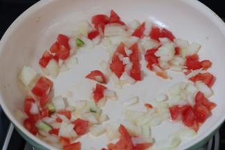 5.锅内再放点油 加入西红柿洋葱丁爆香