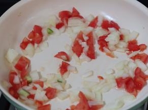 5.锅内再放点油 加入西红柿洋葱丁爆香