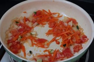 6.加入胡萝卜丝炒软