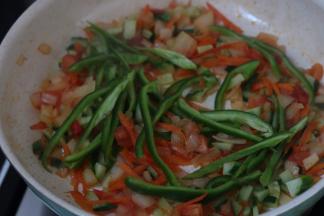 7.加入青椒丝 黄瓜丁