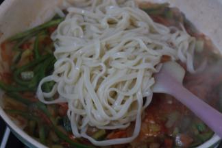 8.加入煮好的面条 加提前炒好的鸡蛋 加入耗油 酱油适量的盐调味出锅