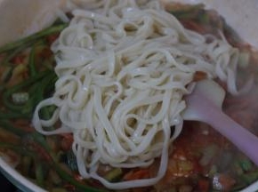 8.加入煮好的面条 加提前炒好的鸡蛋 加入耗油 酱油适量的盐调味出锅