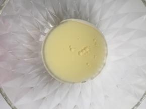 鸡蛋先分离，蛋清放入一个干净的打蛋盆里，打蛋盆必须是干净的无油无水的，蛋黄放入另一个盆里，先处理一下蛋黄糊，把牛奶和玉米油混合在一起