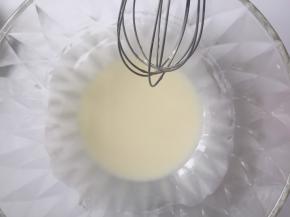 用手动打蛋器打搅拌均匀完全混合好，混合到无水油