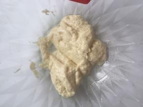 再筛入低筋粉，用刮刀将低筋面粉搅拌到无干粉就好