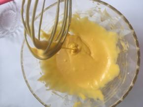 再把蛋黄倒入盆里，再用刮刀搅拌混合均匀就好，混合到流动性的蛋黄糊即可，这样就已经把蛋黄糊做好放一边
