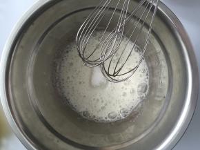 蛋黄糊做好后，就来打蛋清，电动打蛋器先开在低速，先把蛋清打到鱼眼泡那样，再加入3分之一的细砂糖