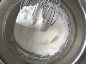 等蛋清打到稍微细腻软尖时再加入余下的细砂糖的2分之1