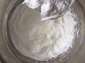 再继续打到立起打蛋形成小尖勾，再加入最后的细砂糖和玉米淀粉
