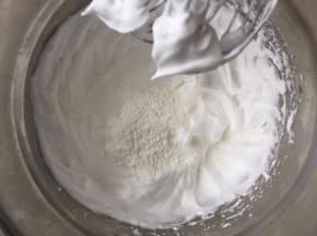 再继续打到立起打蛋形成小尖勾，再加入最后的细砂糖和玉米淀粉