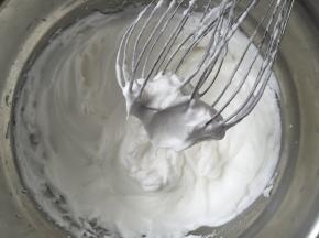 再继续打到提起打蛋头形成硬性尖勾