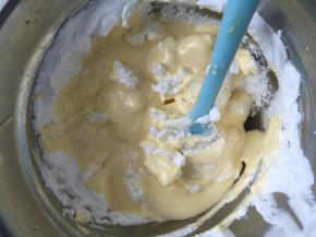 将刚刚混合好的面糊倒回蛋白里，再同样以切拌、从2点钟往8点钟方向由下往上翻拌的方式，将蛋糕糊混合均匀好，混合到看不见蛋白即可，混合好的面糊是呈流动性的但也是比较粘稠的