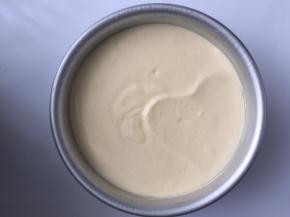 混合好的面糊倒入6寸的模具里，倒入7-8分满就好，不要倒太多，倒入好后，模具震几下，震出大气泡，再用牙签处理表面的小气泡