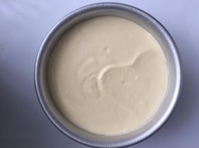 混合好的面糊倒入6寸的模具里，倒入7-8分满就好，不要倒太多，倒入好后，模具震几下，震出大气泡，再用牙签处理表面的小气泡