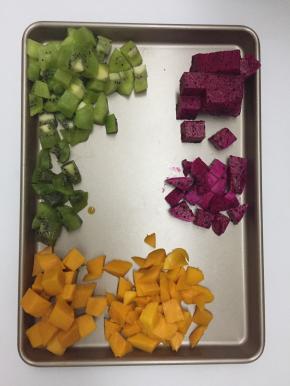先把自己喜欢的水果切成小块，我用的是芒果、红火龙果，猕猴桃